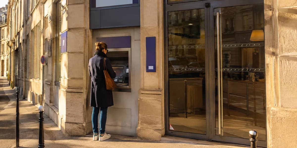 フランスの銀行の店先とATM